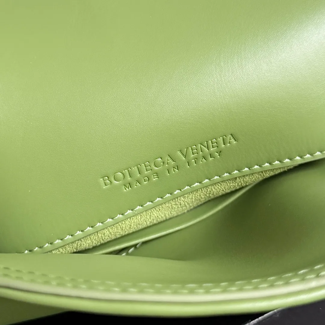 Batch 1520 BOTTEGA VENETA 2025 women's mini LIBERTA crossbody bag, the smallest size is shipped! ! Summer is here, how can you go out and play without a small bag? The "Freedom" series has the advantage of not being picky about seasons. I really like it. A small bag with a generous temperament is an indispensable item for every girl to perfectly adapt to the variety of summer outfits. The high-quality leather reveals a delicate luster. The U-shaped high-quality hardware design is enlarged in this size, which is the finishing touch. Whether it is attending a banquet or daily travel, it can show off the taste. Style No.: 826147 Size: 24*15.5*5cm